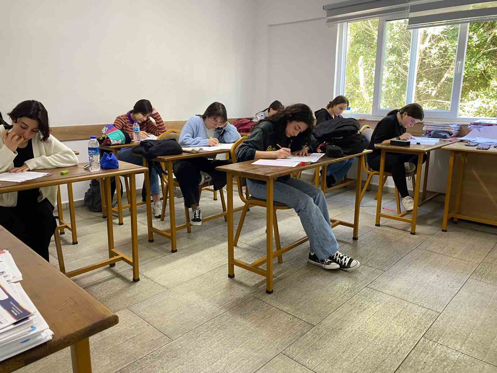 KEMER BELEDİYESİ AHMET ERKAL DESTEK EĞİTİM KURSU'NDA ÜNİVERSİTE HAZIRLIK SÜRECİNDE