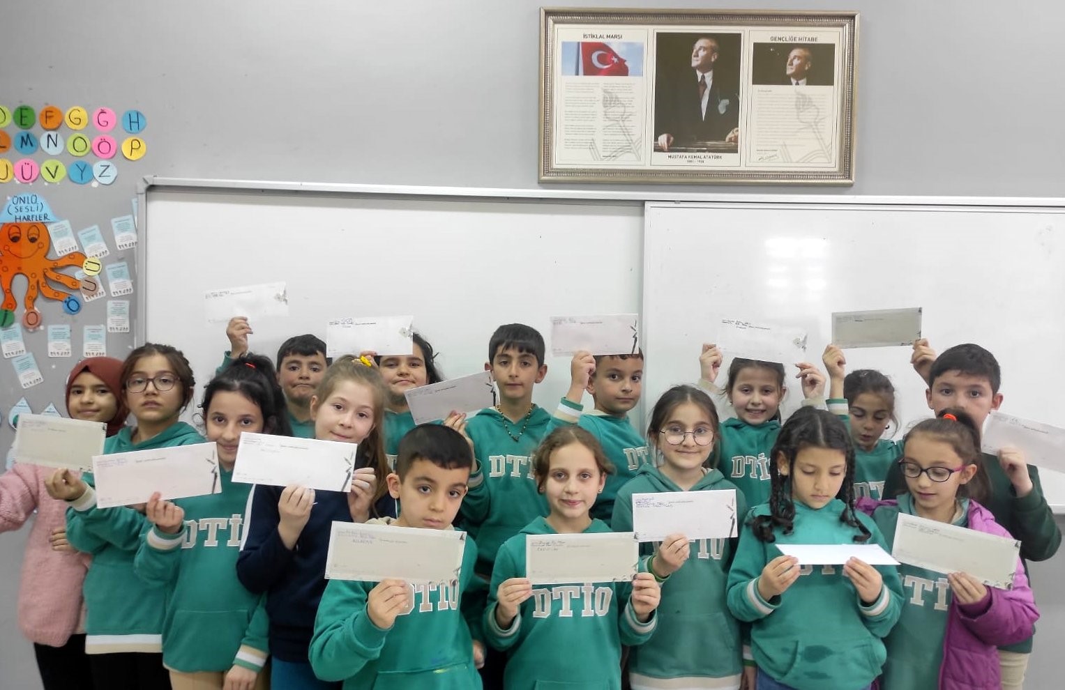 ÖĞRENCİLERDEN DEPREM BÖLGESİNDE GÖREV YAPAN POLİSLERE MORAL MEKTUBU
