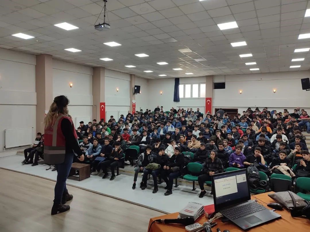 ERZİNCAN’DA POLİS EKİPLERİNCE, “GÜVENLİ OKUL GÜVENLİ GELECEK” PROJESİ ÇERÇEVESİNDE OKULLARDA