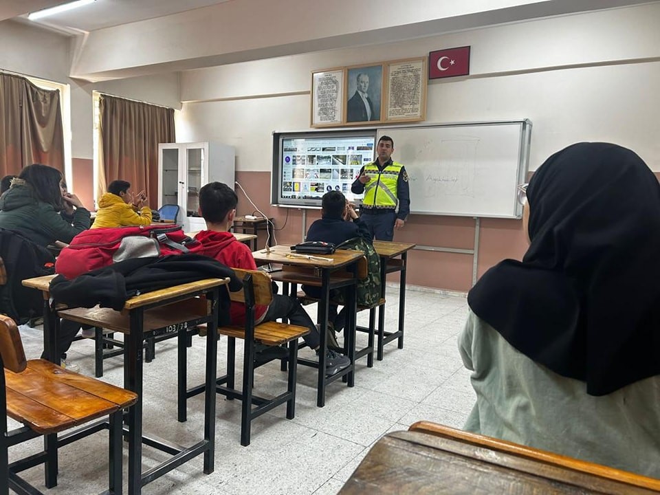 AYDIN’IN KUŞADASI İLÇESİNDE JANDARMA EKİPLERİ TARAFINDAN ÖĞRENCİLERE TRAFİK KURALLARI VE