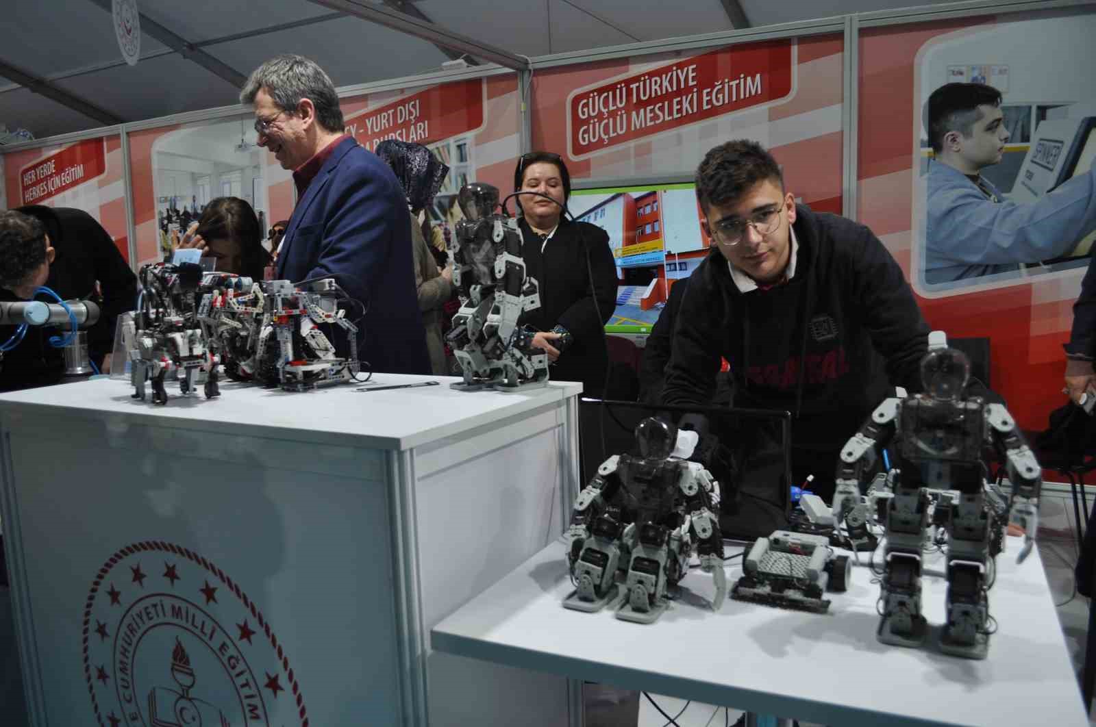 ESKİŞEHİR’DE “DEVLET TEŞVİKLERİ TANITIM GÜNLERİ” FUARINA İNSANSI ROBOTLARIYLA KATILAN ÖĞRENCİLERİN