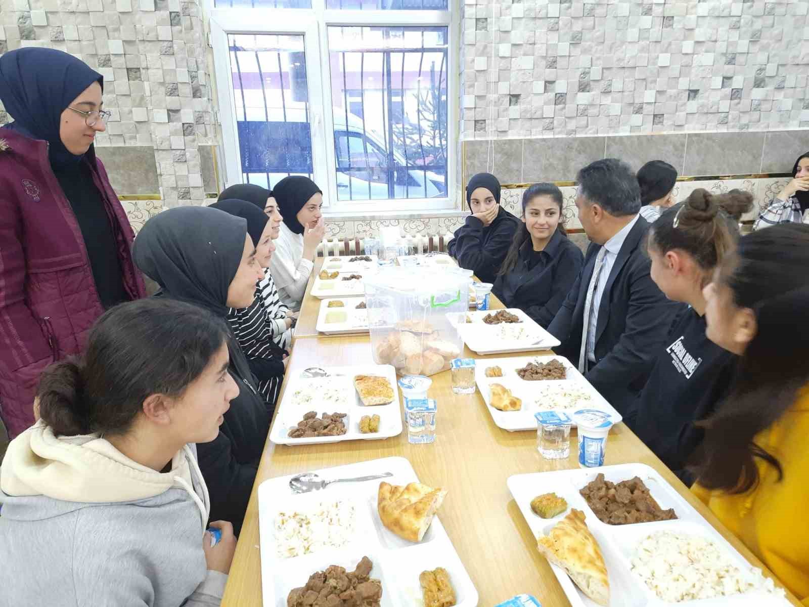 ÖĞRENCİLERLE İFTAR BULUŞMASI