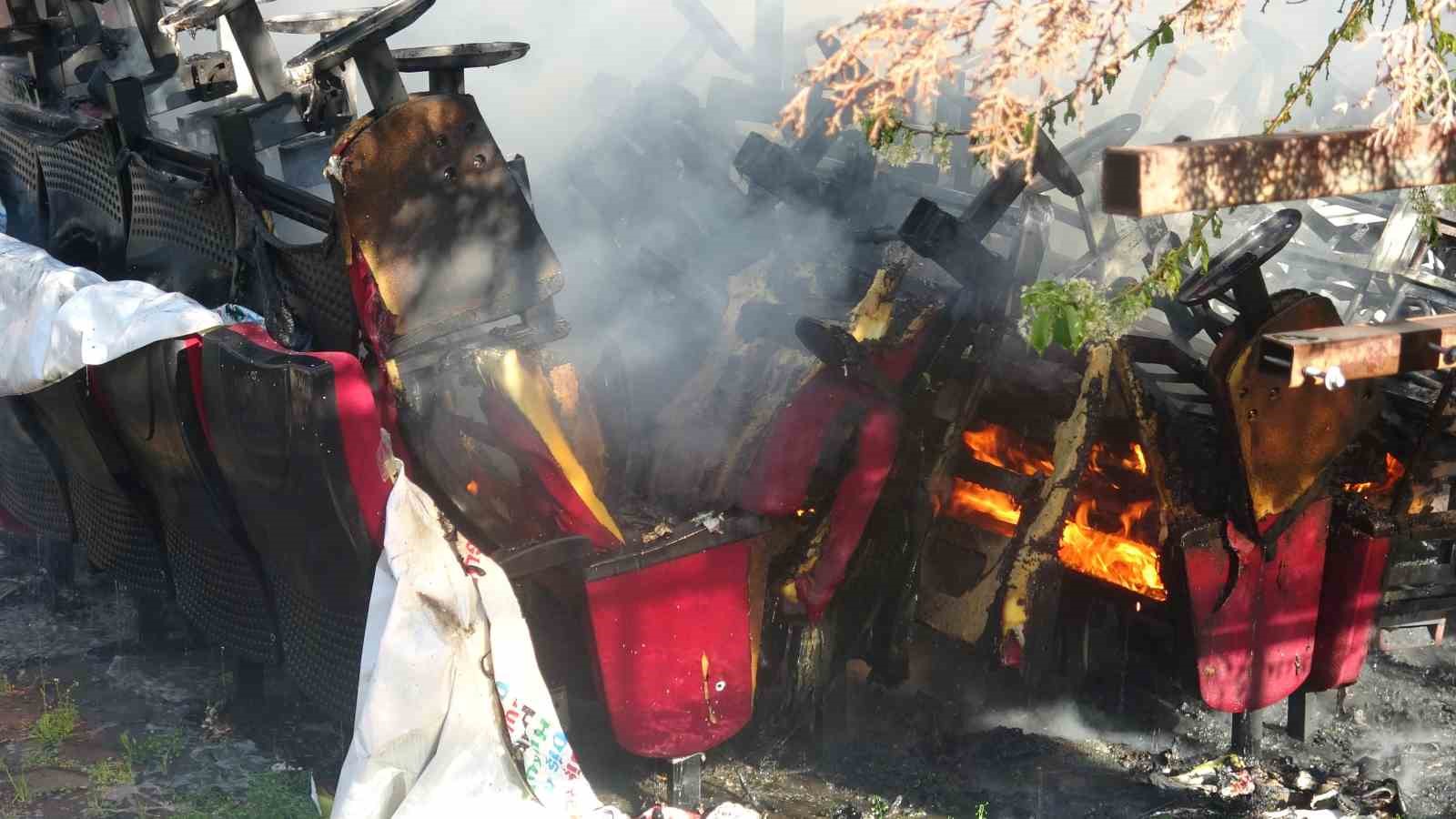 TOKAT'TA ŞEHİR MERKEZİNDE BULUNAN OKULUN BAHÇESİNDE ÇIKAN YANGINI KABALIK MERAKLA