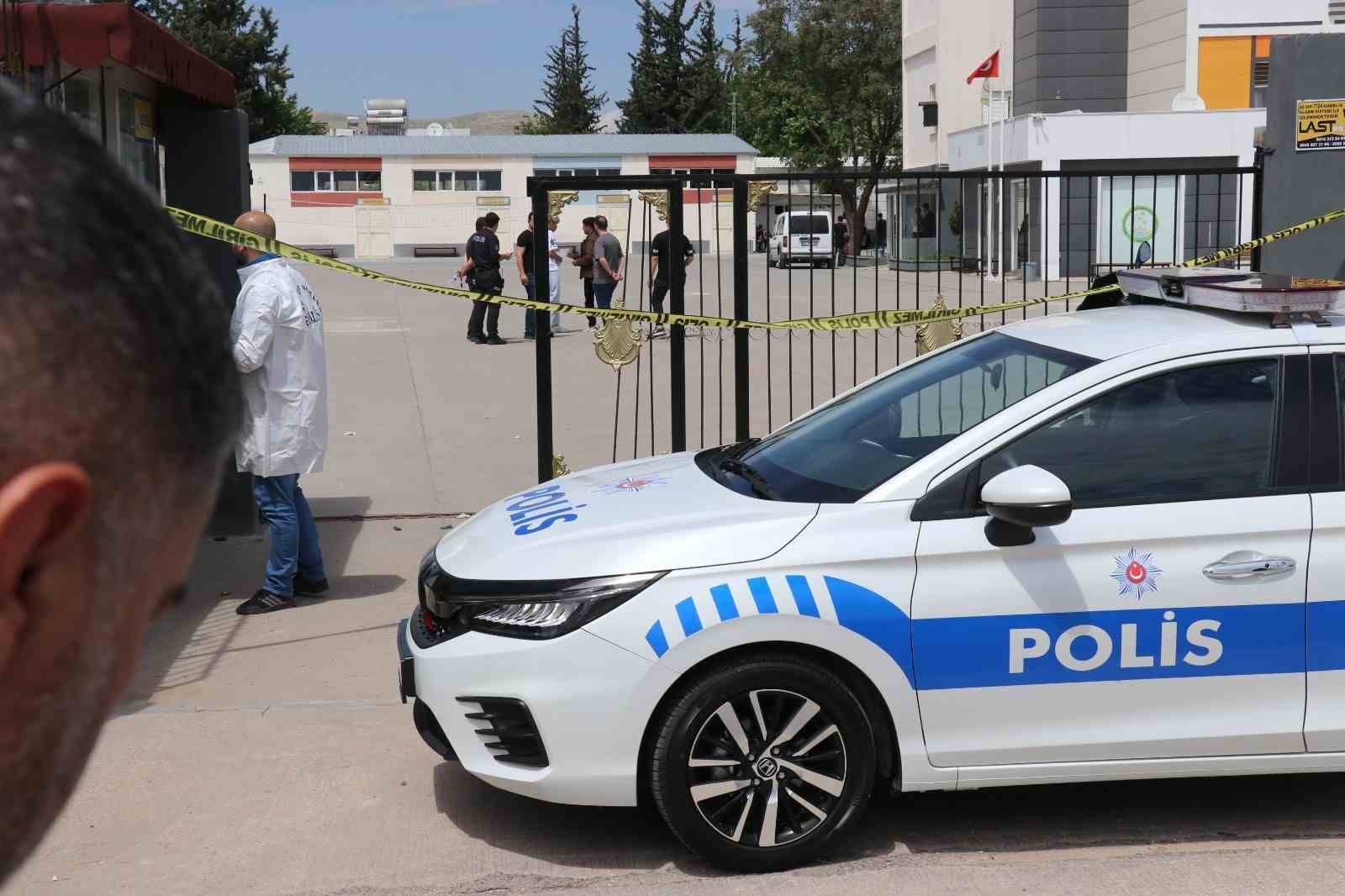 ŞANLIURFA’DA OKUL İDARESİYLE İLE TARTIŞAN ÖĞRENCİ POMPALI TÜFEKLE OKULU BASARAK