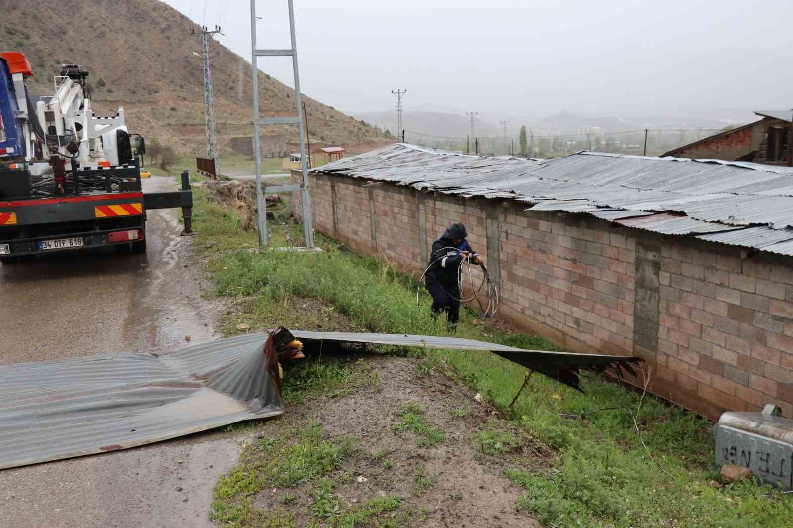 OLTU'DA ŞİDDETLİ FIRTINA VE DOLU KARIŞIK SAĞANAK YAĞMUR ETKİLİ OLURKEN