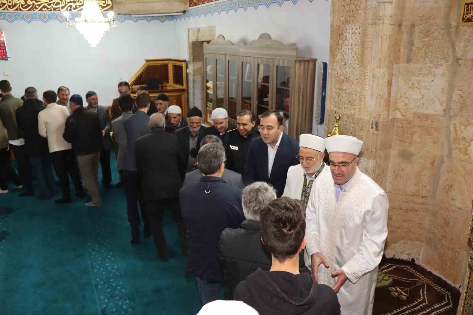 OLTULU VATANDAŞLAR BAYRAM NAMAZI SONRASI  İLÇE PROTOKOLÜ İLE CAMİ