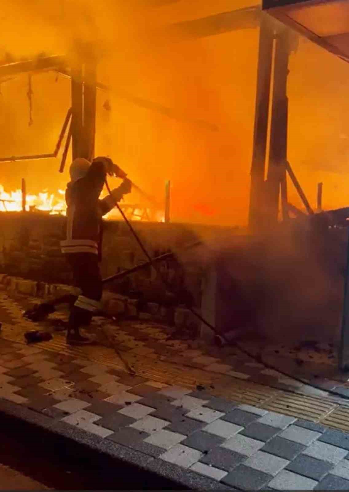FETHİYE ÖLÜDENİZ’DE AYNI KİŞİYE AİT İKİ AYRI İŞYERİ AYNI ANDA