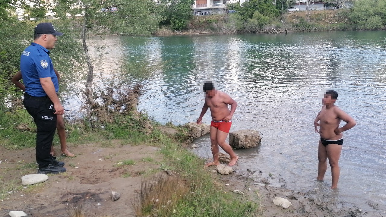ÇOCUKLAR VE GENÇLER, TÜM UYARILARA RAĞMEN SERİNLEMEK İÇİN MANAVGAT IRMAĞI'NA