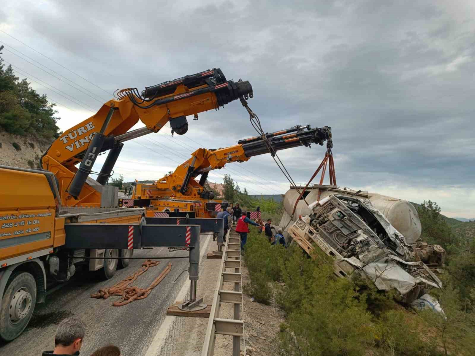 BİLECİK'TE GEÇTİĞİMİZ GÜNLERDE ŞARAMPOLE UÇAN BETON MİKSERİ KURTARILDI