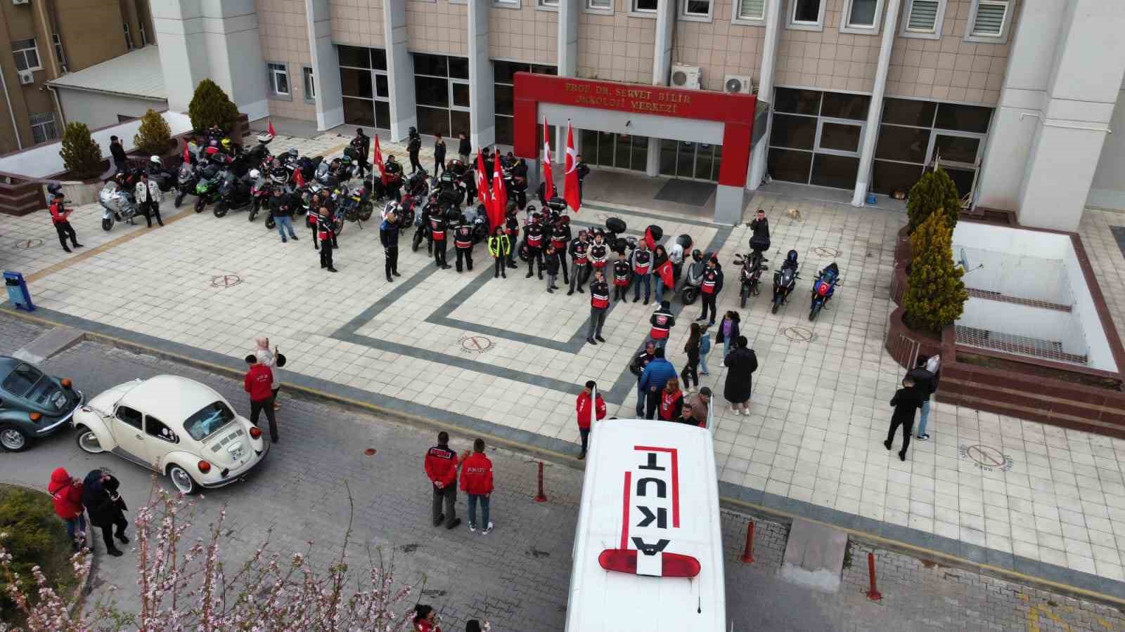 ESKİŞEHİR’DE MOTOSİKLET TUTKUNLARI VE AKUT GÖNÜLLÜLERİNİN 23 NİSAN ULUSAL EGEMENLİK