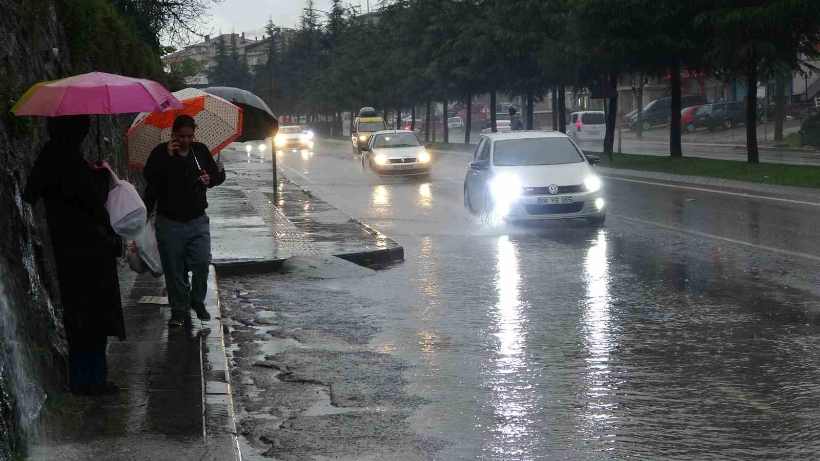 ORDU’DA ETKİLİ OLAN SAĞANAK SÜRÜCÜLERE VATANDAŞLARA ZOR ANLAR YAŞATTI.