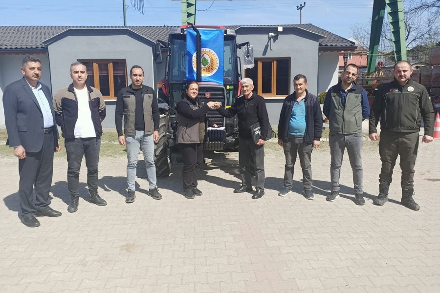 DÜZCE’NİN GÖLYAKA İLÇESİNDE ORMAN KÖYLÜSÜNE 1 TRAKTÖR VE 12 TOMRUK