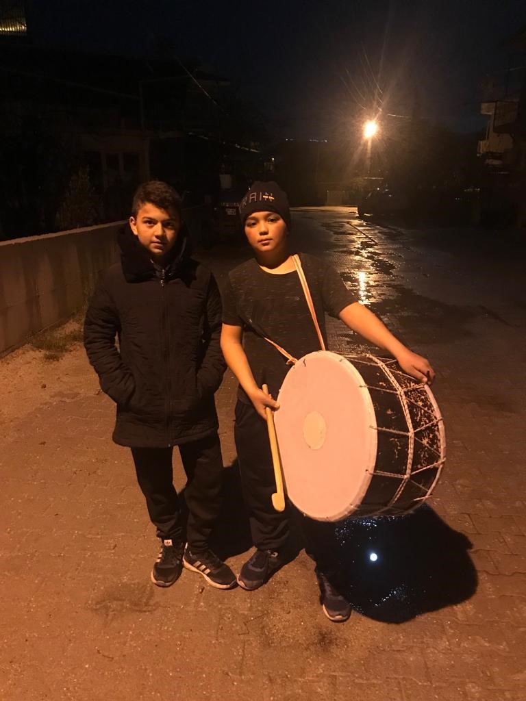 DENİZLİ’NİN BULDAN İLÇESİNDE İKİ ORTAOKUL ÖĞRENCİSİ, ELLERİNE ALDIKLARI DAVULLA MAHALLE