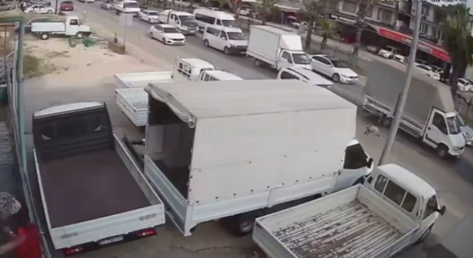 ANTALYA'NIN SERİK İLÇESİNDE YOLUN KARŞISINA GEÇMEK İSTEYEN, 12 YAŞINDAKİ ÇOCUK