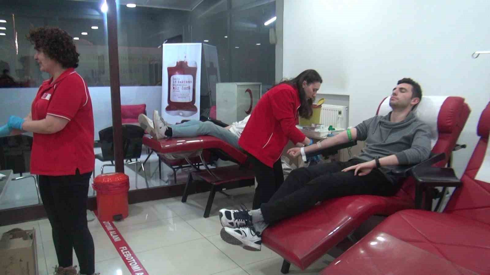 KASTAMONU KIZILAY ŞUBESİ, İFTAR SONRASINDAN GECE SAATLERİNE KADAR KAN BAĞIŞLARINI