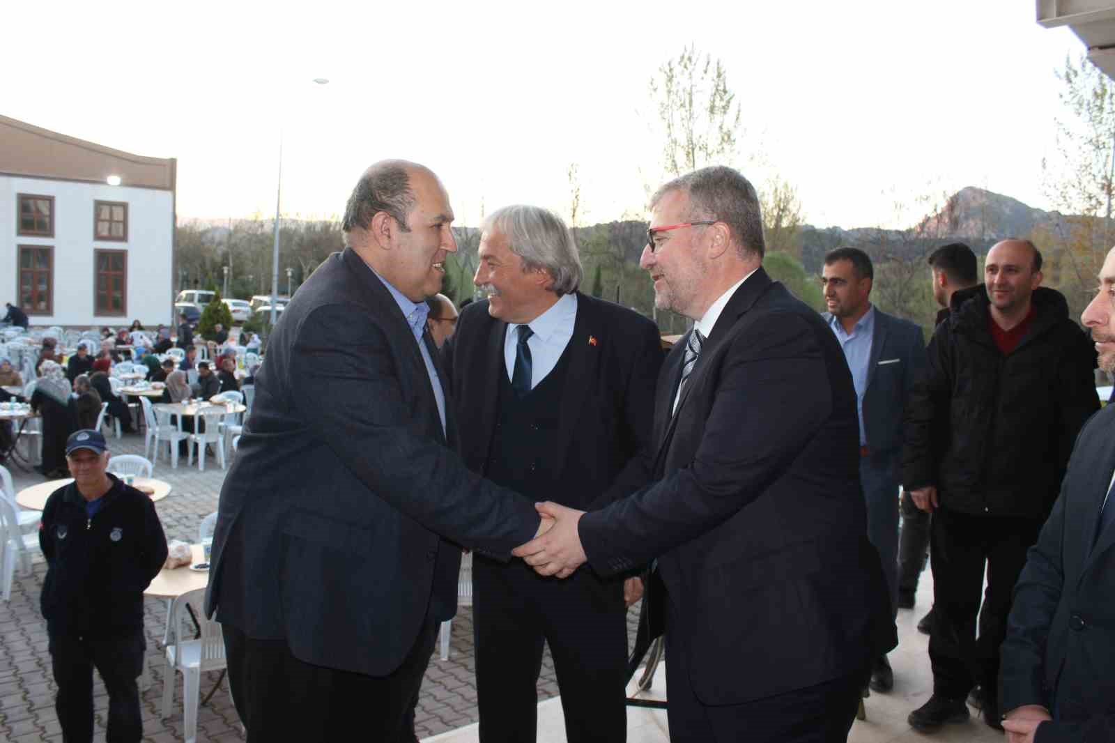 KAYMAKAM YÜKSEL ÜNAL VE PROTOKOL BELEDİYENİN DÜZENLEDİĞİ TOPLU İFTAR PROGRAMINA