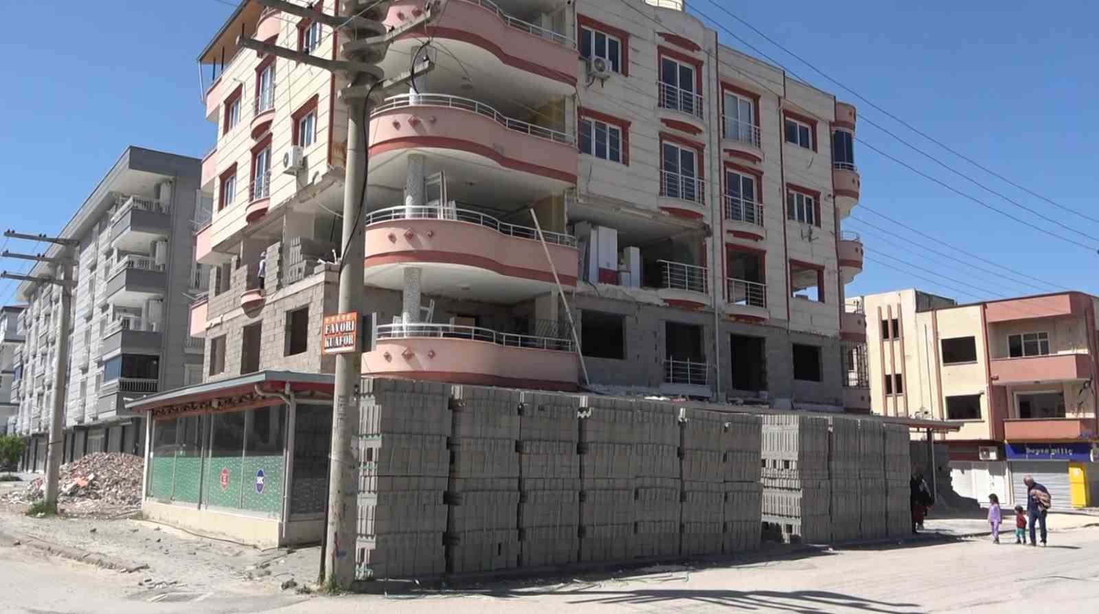 OSMANİYE’DE YIKIM VE ENKAZ KALDIRMA DEVAM EDERKEN AZ HASARLI BİNALARIN
