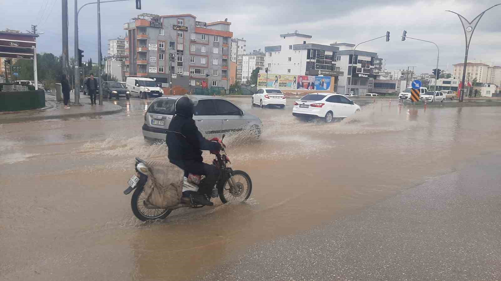OSMANİYE'DE ŞİDDETLİ YAĞMUR VE DOLU YAĞIŞI ETKİLİ OLDU