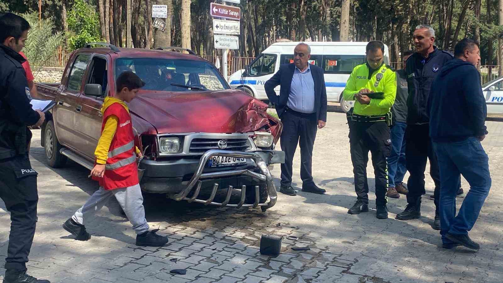 OSMANİYE’DE 2 PİKAP ÇARPIŞTI: 2 KİŞİ YARALANDI