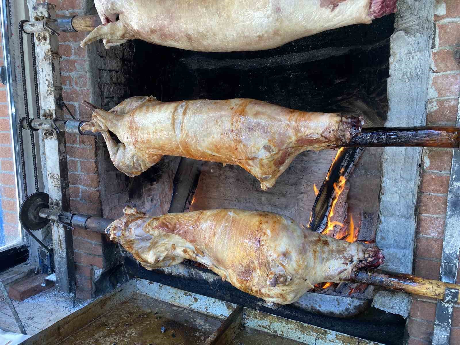 SİNOP’UN BOYABAT İLÇESİNDE YAYLALARDA KEKİK İLE OTLATILAN KUZULARDAN YAPILAN SIRIK