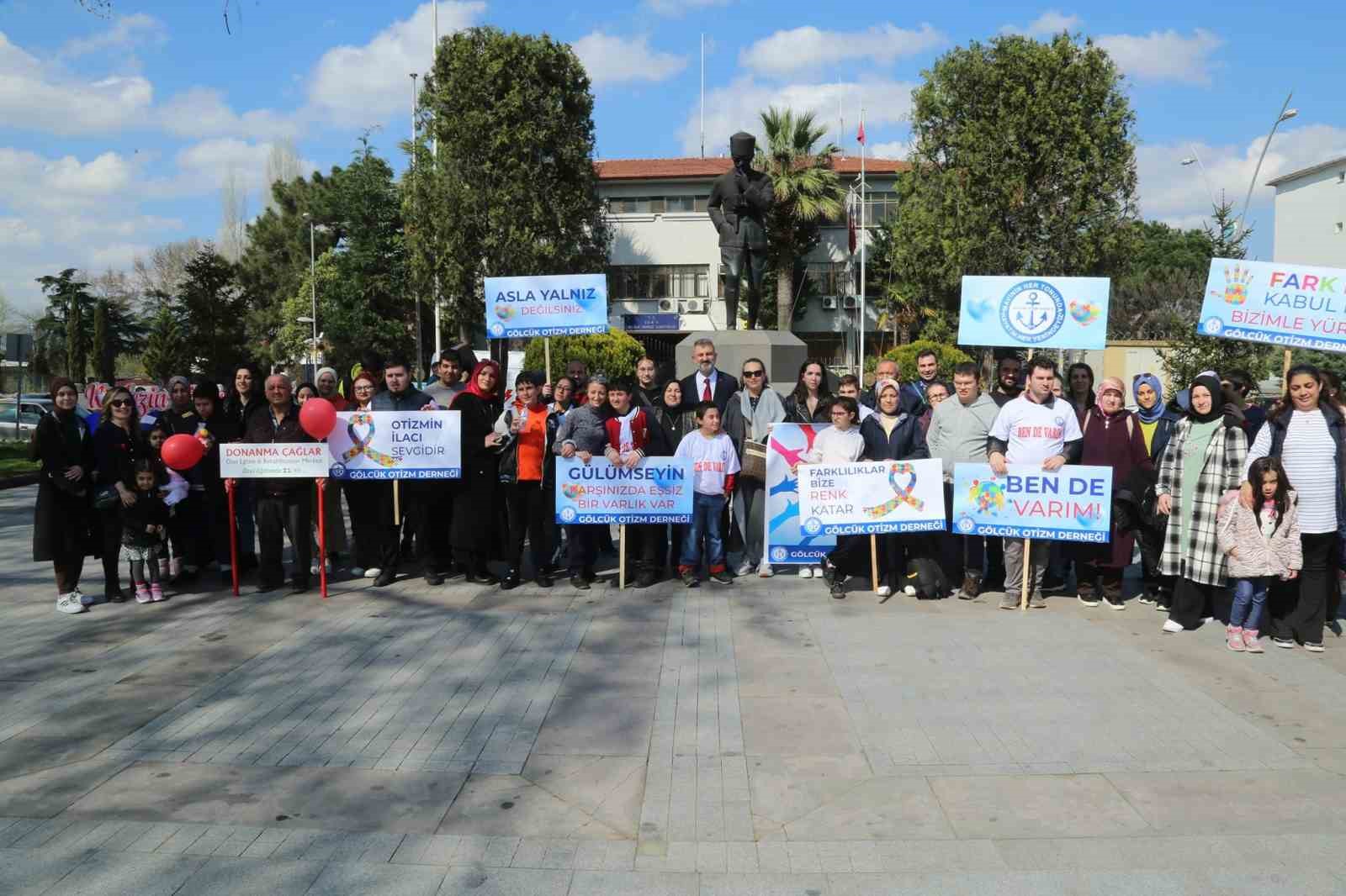 GÖLCÜK'TE OTİZME FARKINDALIK OLUŞTURMAK AMACIYLA YÜRÜYÜŞ DÜZENLEDİ. EŞİYLE BİRLİKTE YÜRÜYÜŞE
