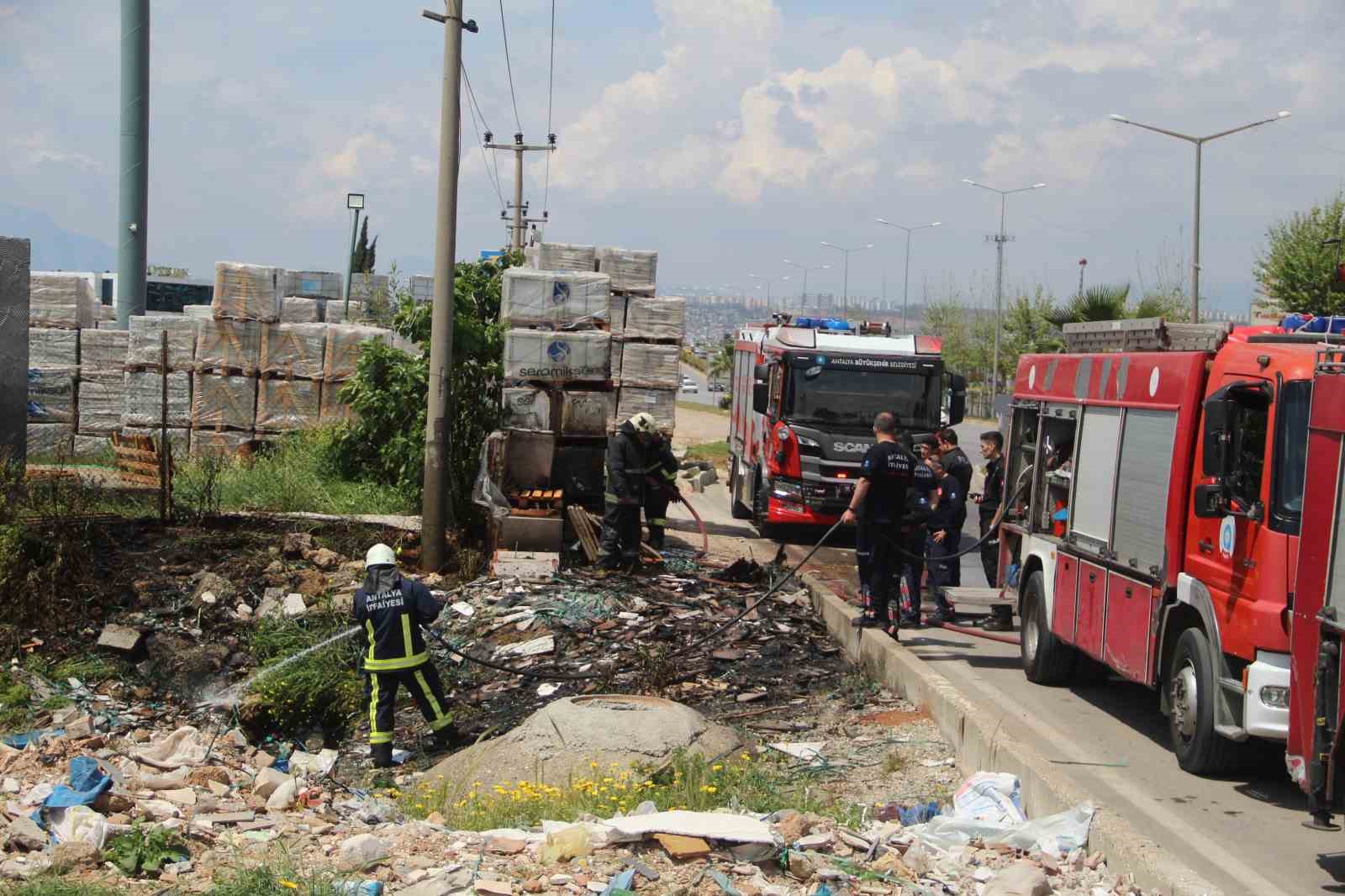 ANTALYA'DA ÇIKAN OTLUK ALAN YANGININDA SERAMİK SATIŞI YAPILAN İŞYERİ 