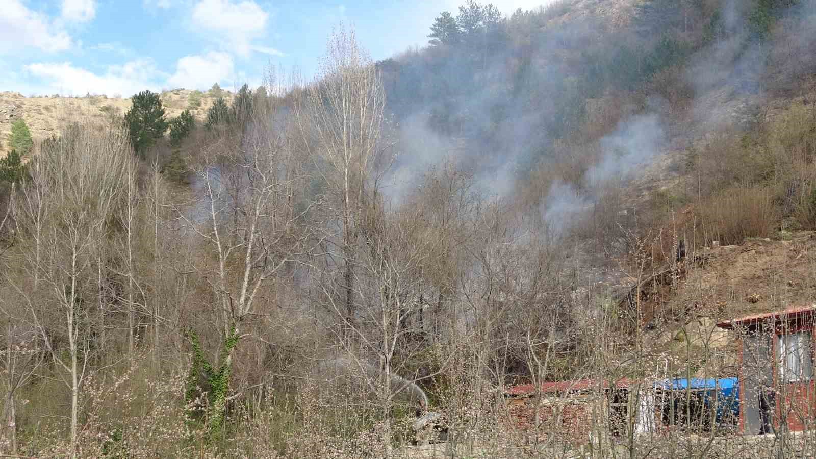 TOKAT'TA OTLUK ALANDA ÇIKAN YANGIN EKİPLERİ HAREKETE GEÇİRDİ, KISA SÜREDE