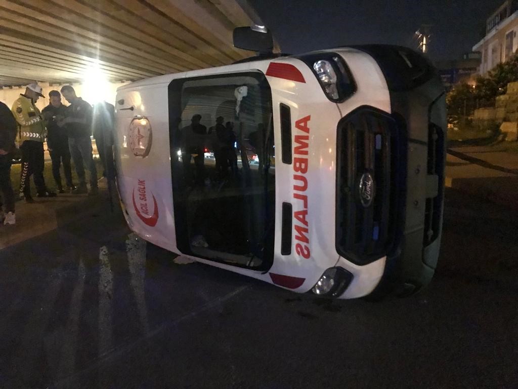 KOCAELİ’NİN İZMİT İLÇESİNDE ÖZEL HALK OTOBÜSÜ İLE ÇARPIŞAN AMBULANS YAN