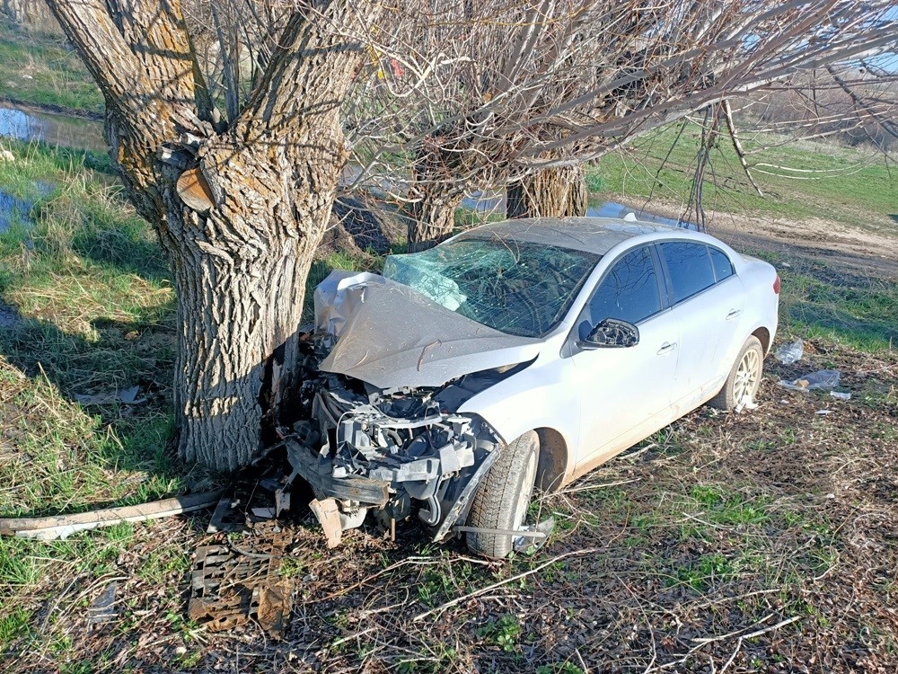 OTOMOBİL AĞACA ÇARPTI: 3 KİŞİ YARALANDI