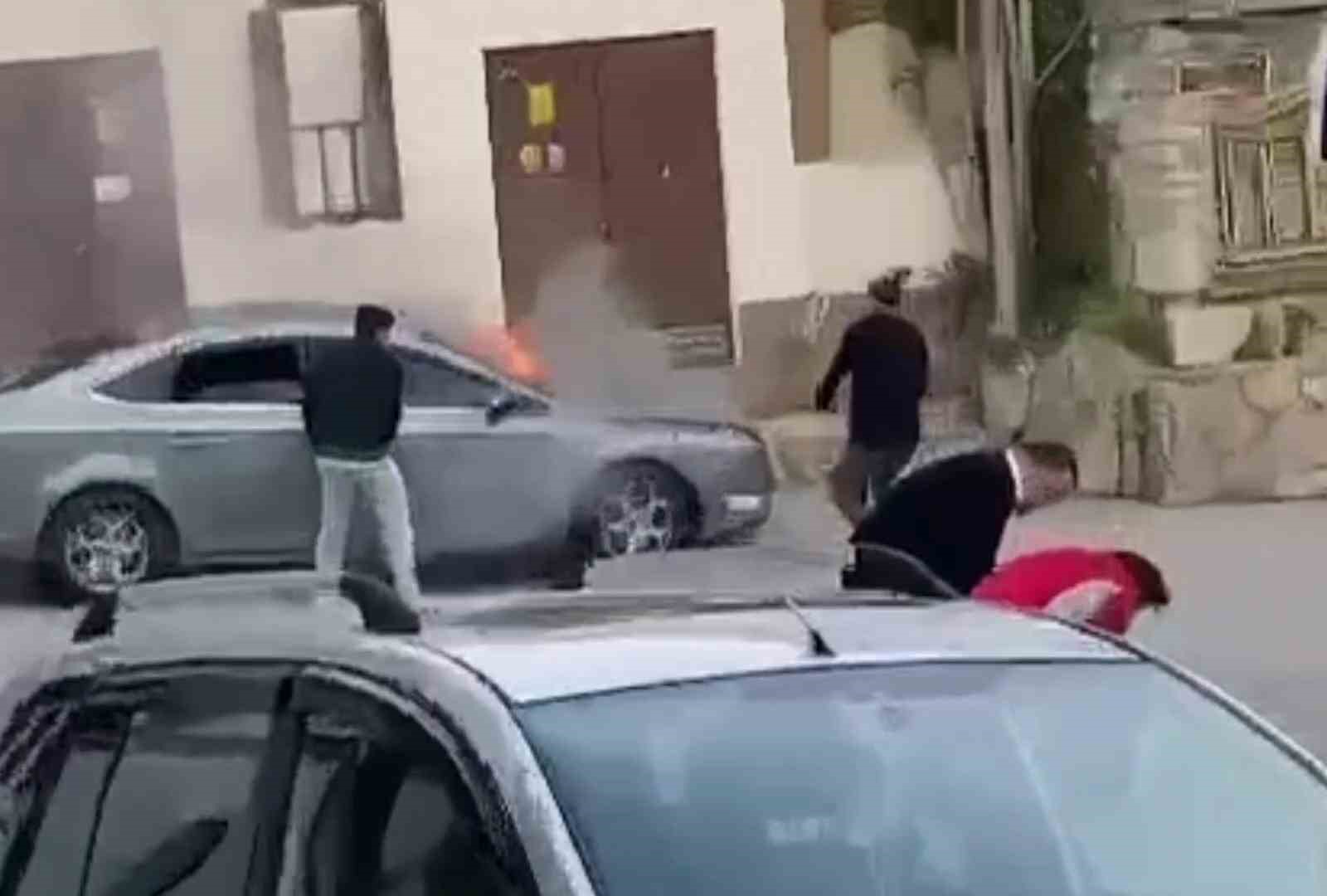 KARABÜK'ÜN SAFRANBOLU İLÇESİNDE SEYİR HALİNDE OLAN OTOMOBİL, YAKIT KAÇAĞI NEDENİYLE