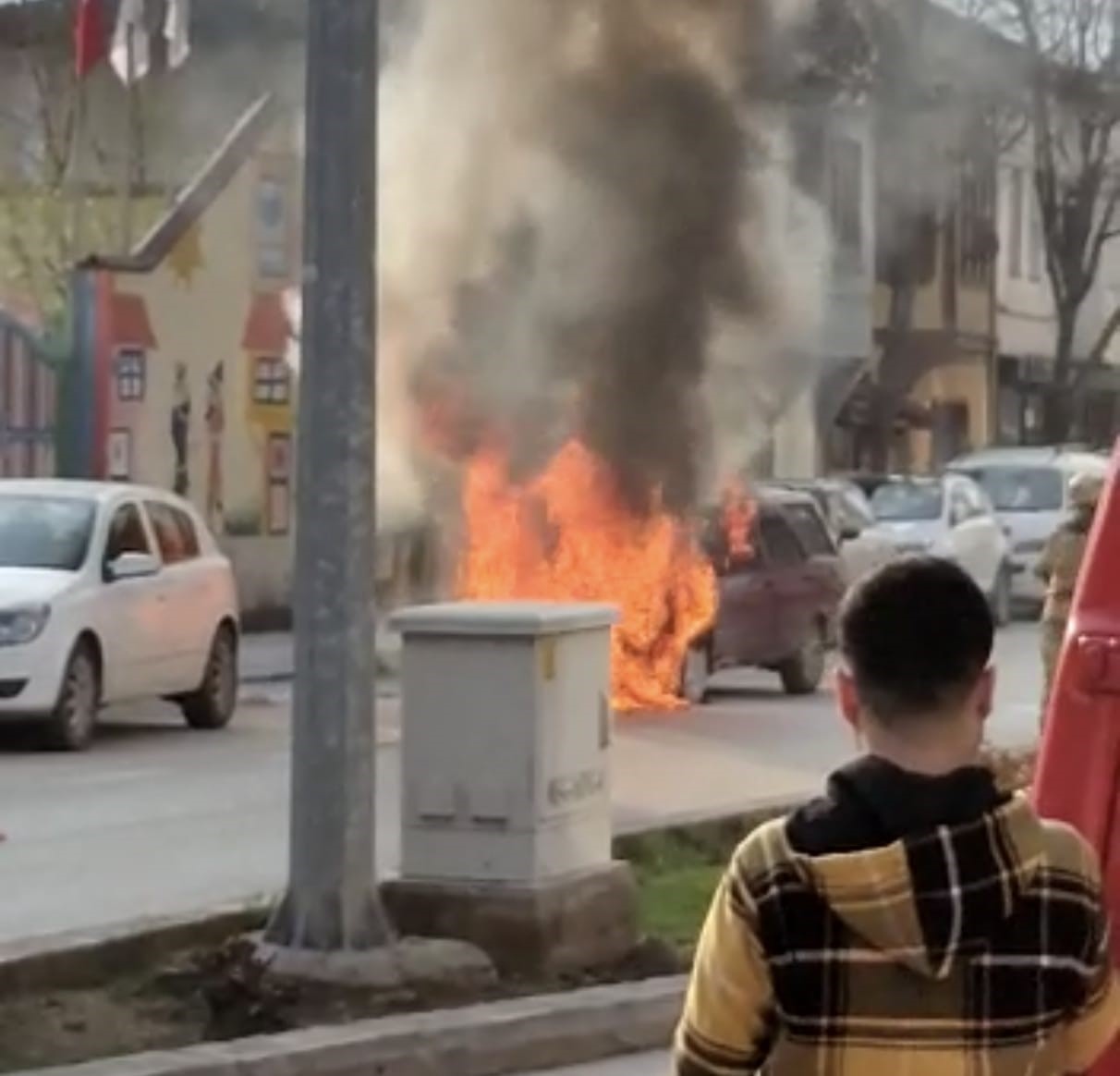 OTOMOBİL ALEV ALEV YANDI