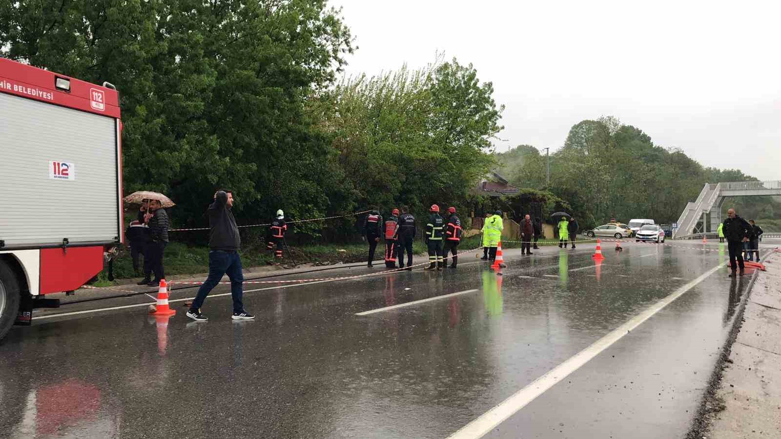 SAKARYA’NIN AKYAZI İLÇESİNDE KONTROLDEN ÇIKAN OTOMOBİL, BARİYERLERE ÇARPARAK DURABİLDİ. MEYDANA