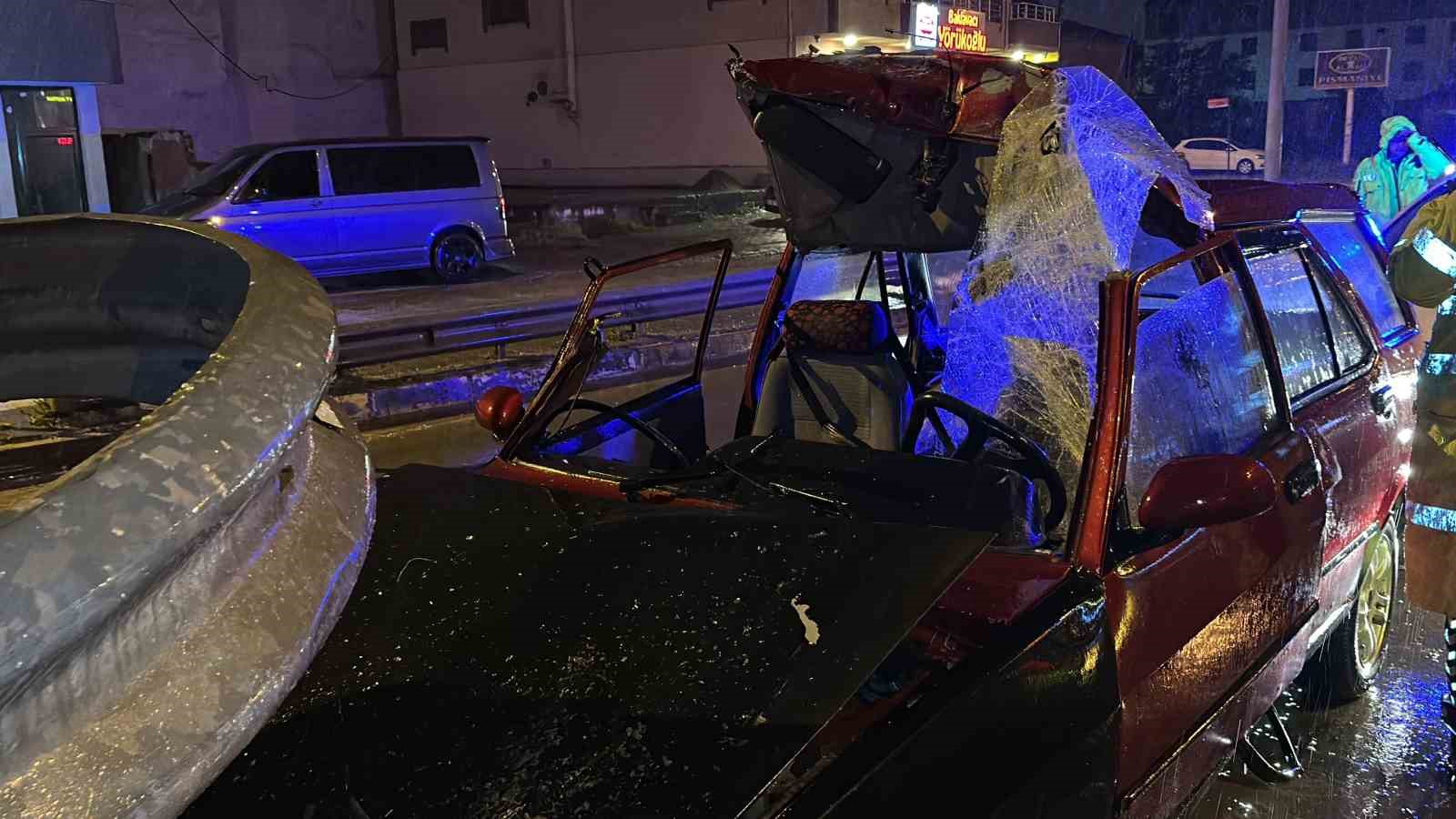 DÜZCE’DE MEYDANA GELEN KAZADA OTOMOBİL BARİYERLERE SAPLANARAK PARÇALANDI. KAZADA 1’İ