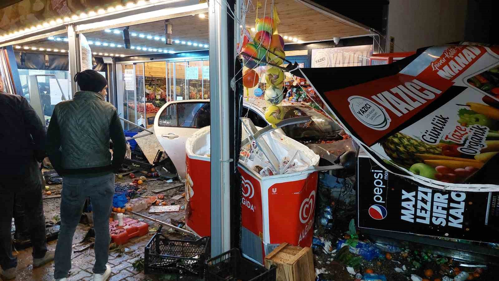 SAMSUN'DA HIZLA YOLDAN ÇIKAN OTOMOBİLİN KALDIRIMI AŞIP BİR ŞARKÜTERİ DÜKKANININ