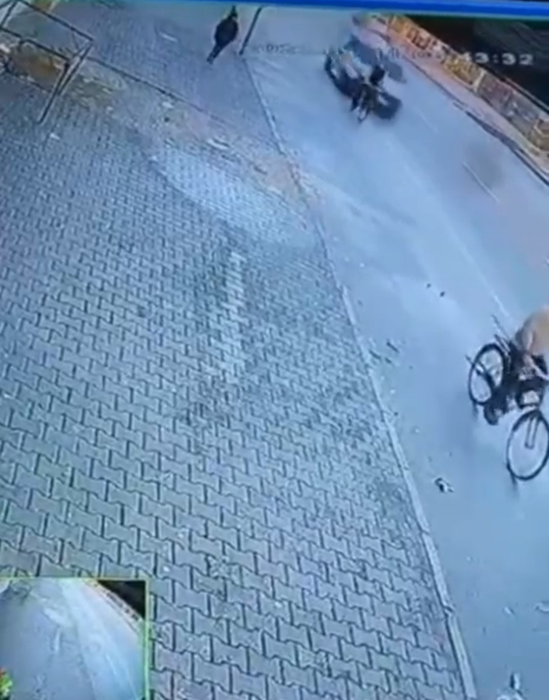 ADANA’DA BİR ARACIN BİSİKLETLİ VATANDAŞA ÇARPMASI ANBEAN GÖRÜNTÜLENDİ.