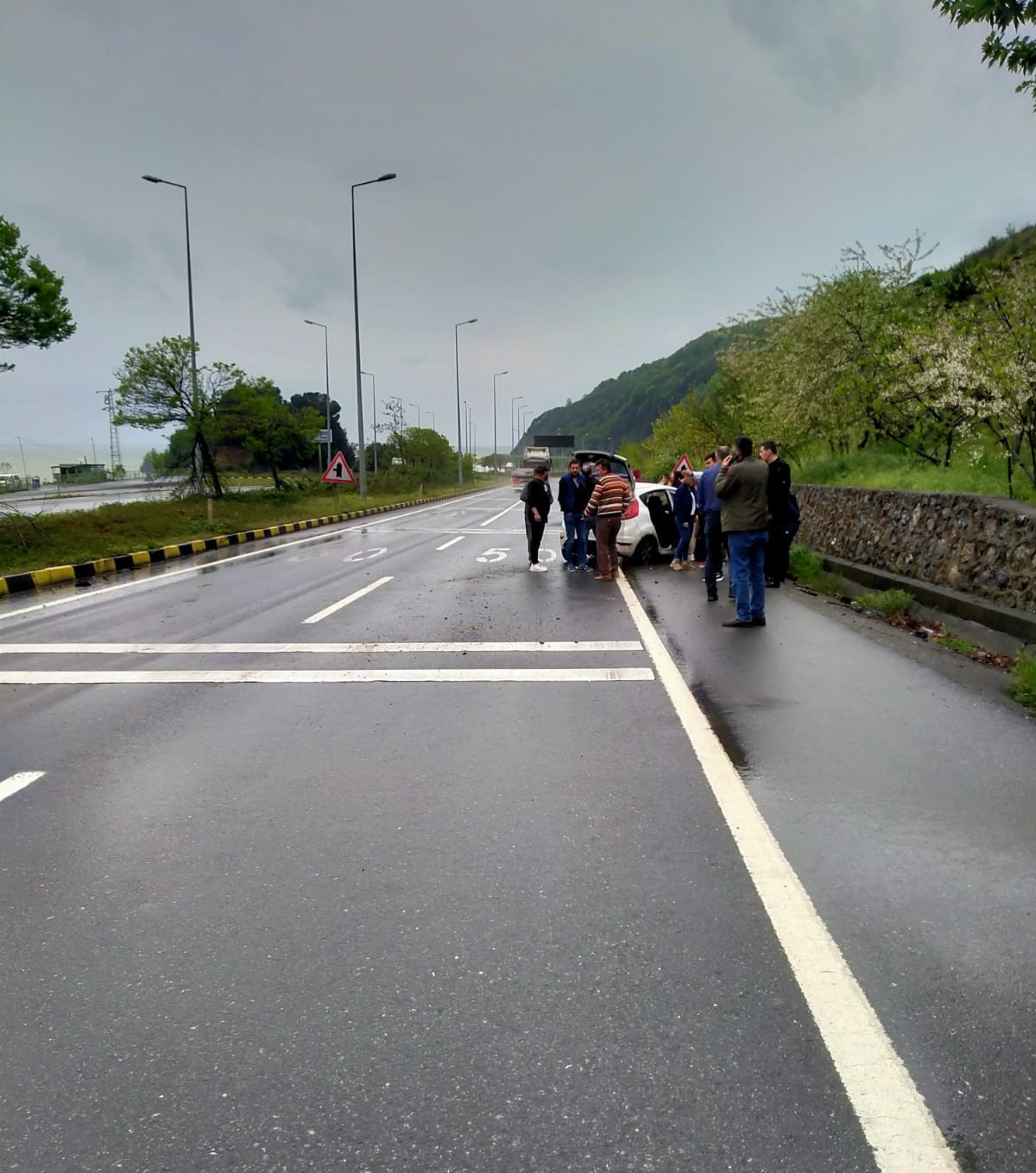ZONGULDAK (İHA) - ZONGULDAK ALAPLI İLÇESİNDE YAĞMUR NEDENİYLE KAYGANLAŞAN YOLDA