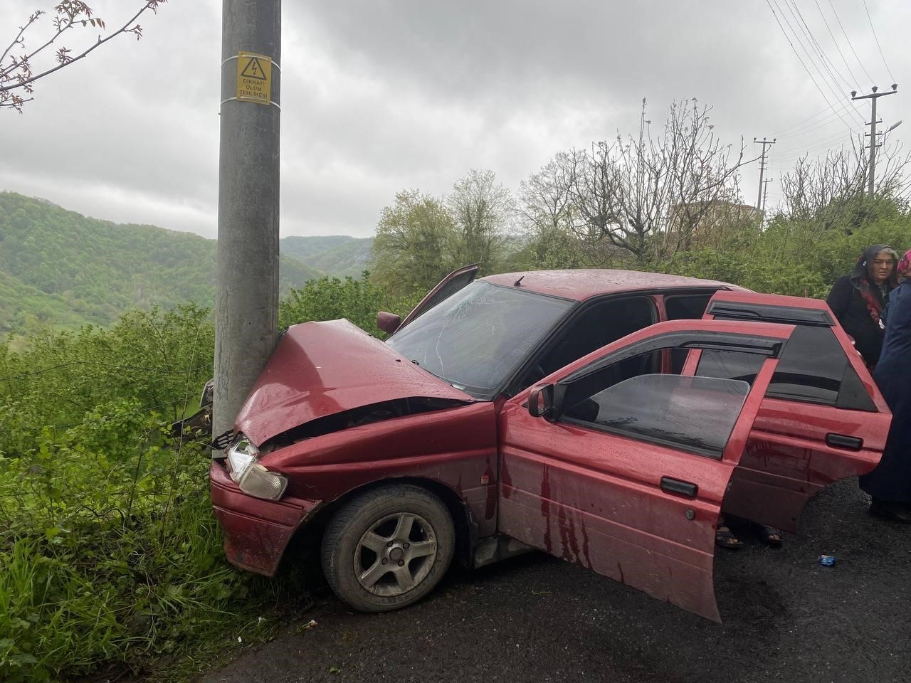ZONGULDAK - ZONGULDAK’IN EREĞLİ İLÇESİNDE KONTROLDEN ÇIKAN BİR OTOMOBİL YOL