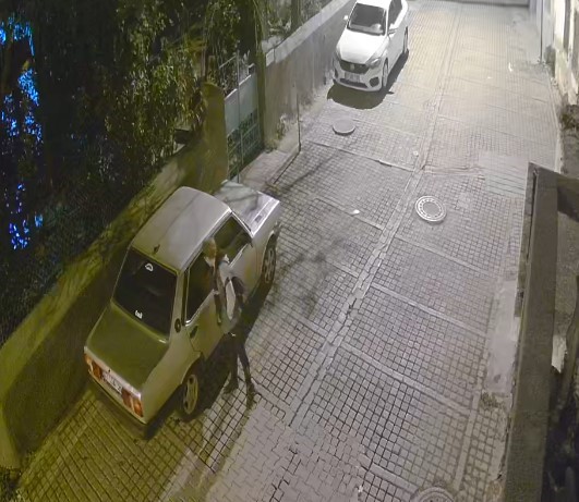 ANTALYA’DA BİRİ KADIN ÜÇ KİŞİNİN, PARK HALİNDEKİ OTOMOBİLİ RAHATLIKLA ÇALDIĞI
