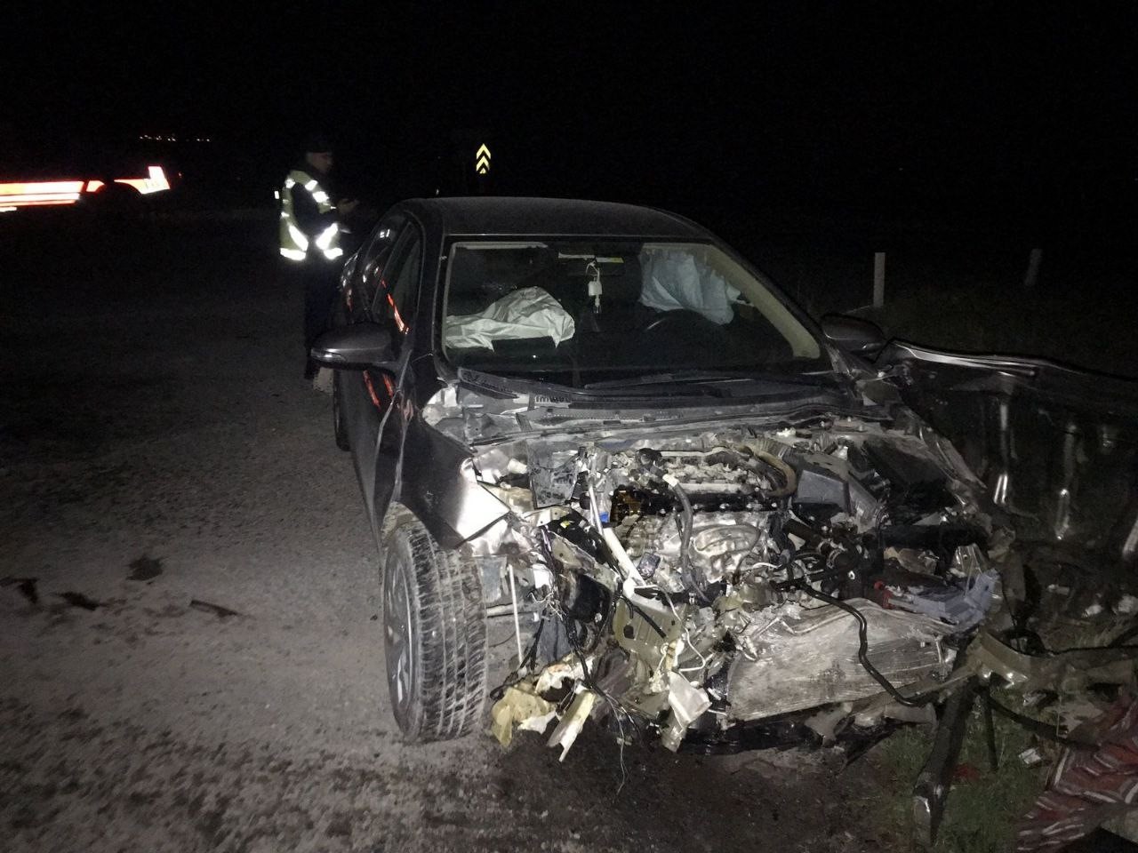SİVAS’IN ŞARKIŞLA İLÇESİNDE OTOMOBİL İLE TIRIN ÇARPIŞMASI SONUCU MEYDANA GELEN