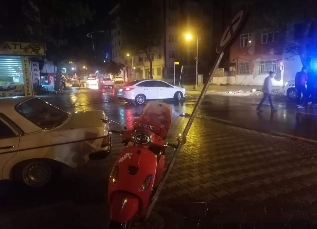 OTOMOBİL İLE MOTOSİKLET ÇARPIŞTI: 1 YARALI