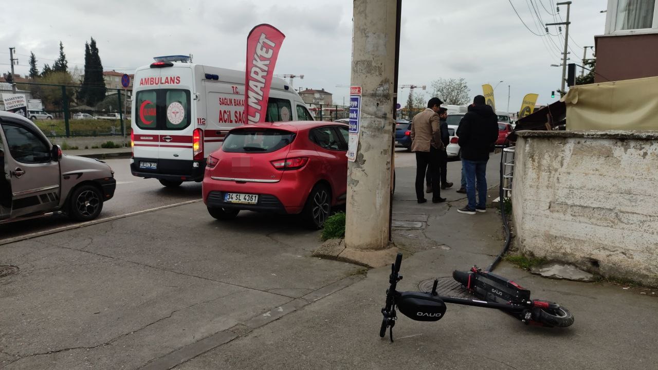 KOCAELİ'NİN GEBZE İLÇESİNDE OTOMOBİL İLE SCOOTER ÇARPIŞTI. KAZADA YARALANAN SCOOTER