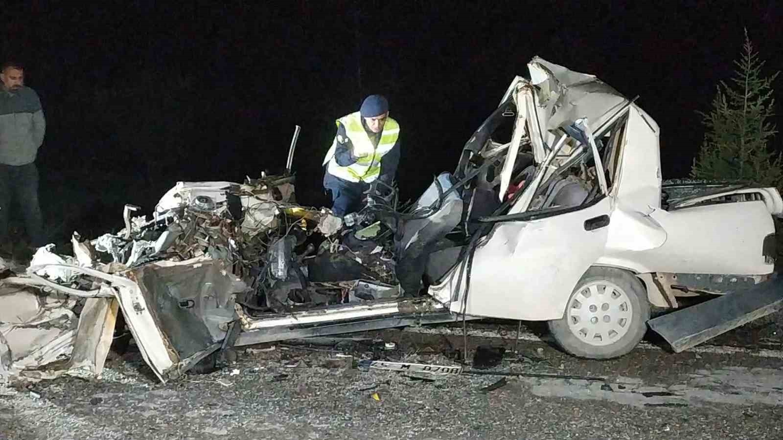 UŞAK’TA CİVCİV YÜKLÜ KAMYONA ARKADAN ÇARPAN OTOMOBİL HURDAYA DÖNERKEN ARAÇ