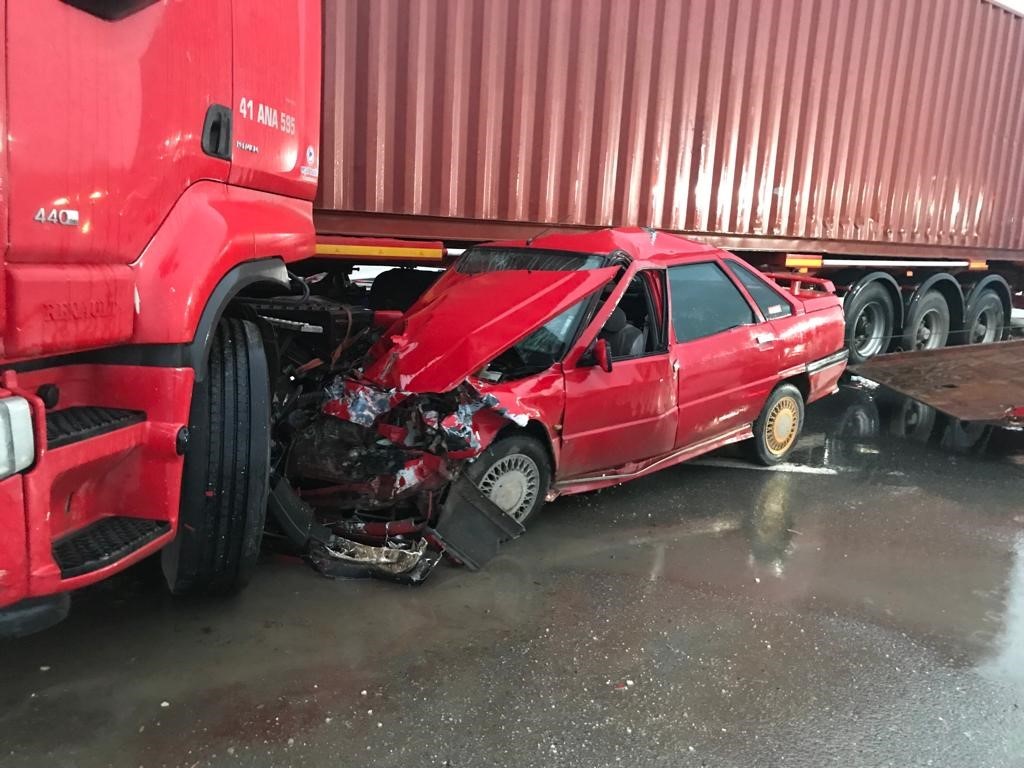SAKARYA'NIN AKYAZI İLÇESİNDE OTOMOBİL, KAVŞAKTA DÖNÜŞ YAPAN TIRA ADETA OK