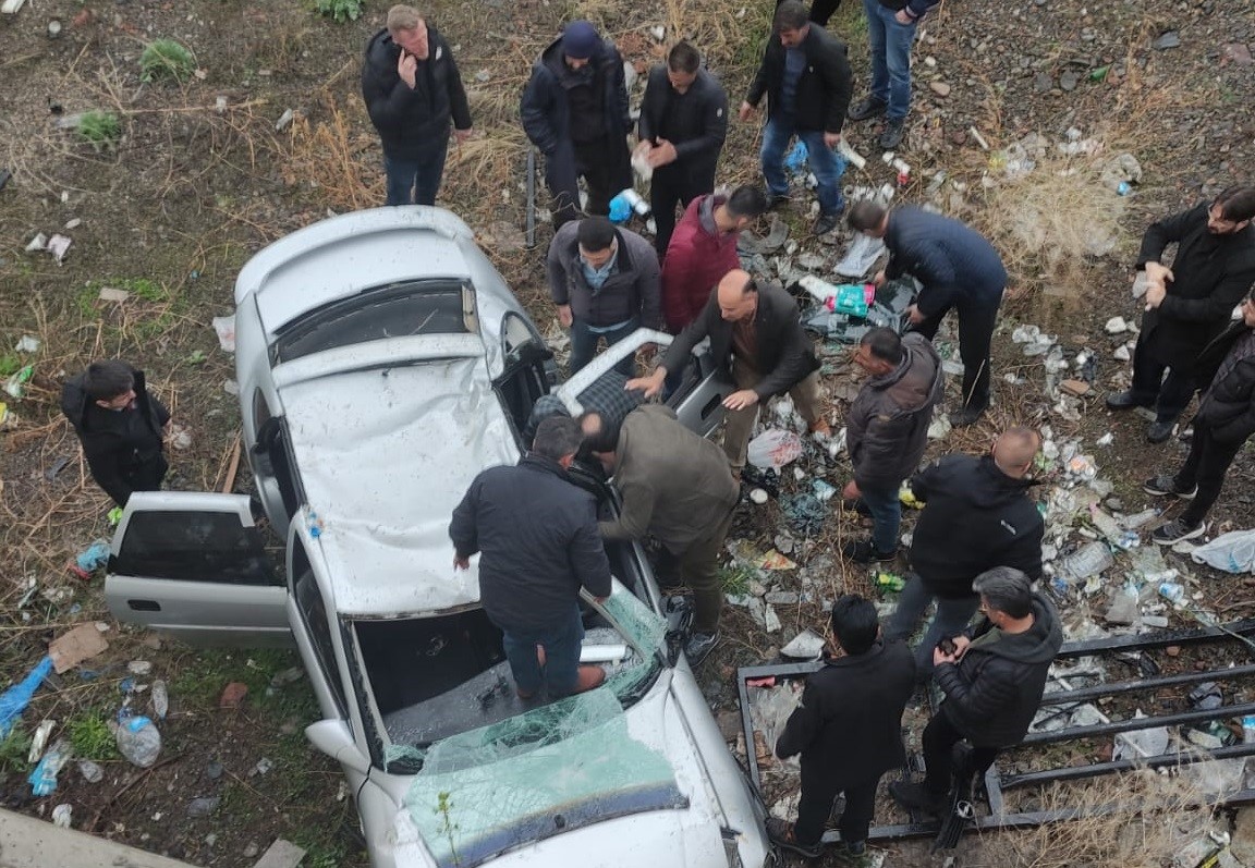 ERZURUM’DA DİREKSİYON HAKİMİYETİNİ KAYBEDEN OTOMOBİL KÖPRÜDEN AŞAĞIYA UÇTU.