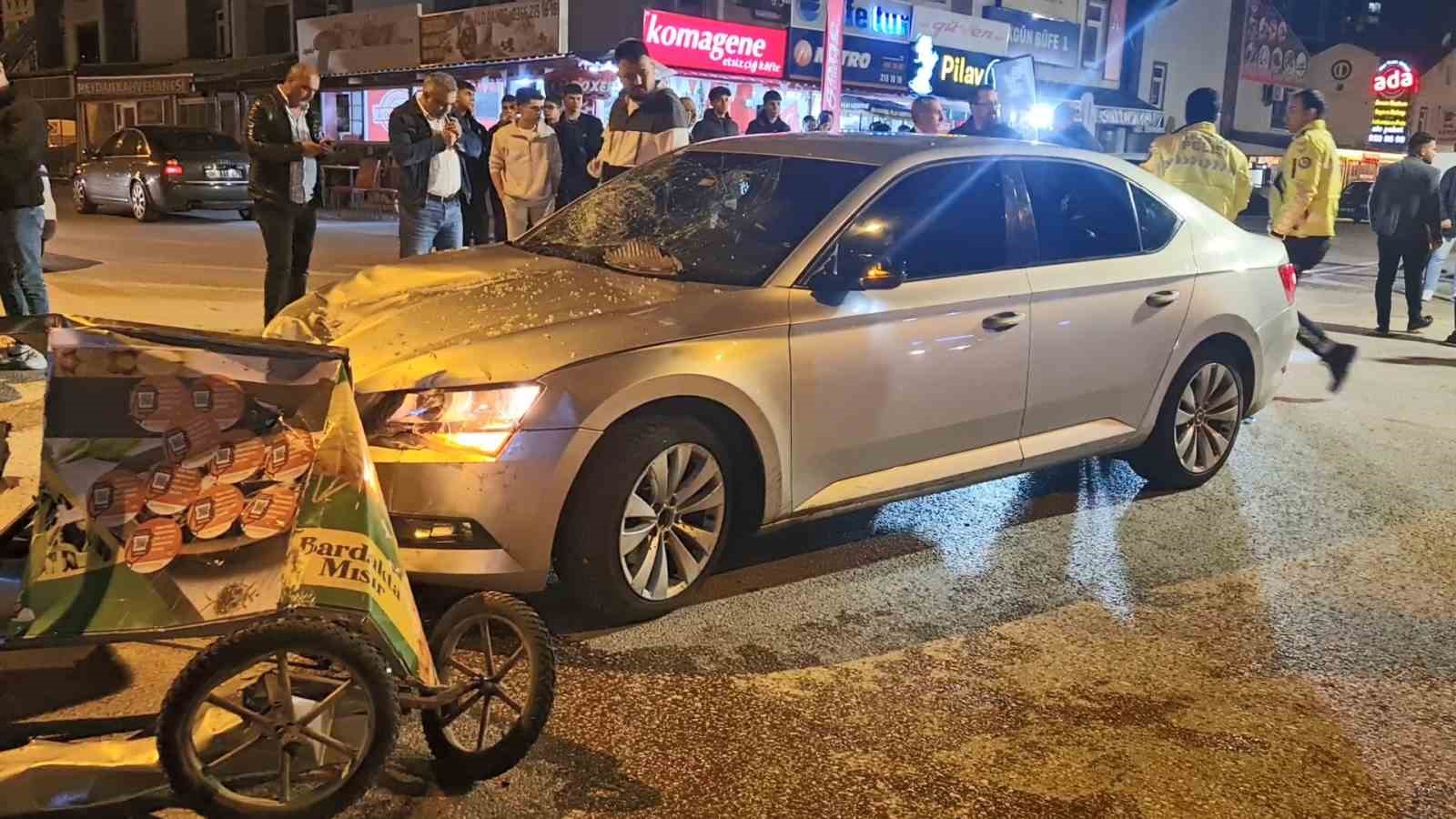 KASTAMONU’DA SÜRÜCÜSÜNÜN DİREKSİYON HAKİMİYETİNİ KAYBETTİĞİ OTOMOBİL, YOL ÜZERİNDE BULUNAN MISIRCI