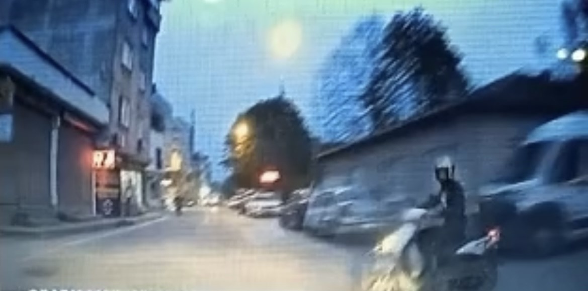 BURSA’DA TALİ YOLDAN GELEN MOTOSİKLET SÜRÜCÜSÜ CADDE ÜZERİNDEN GELEN OTOMOBİLİN