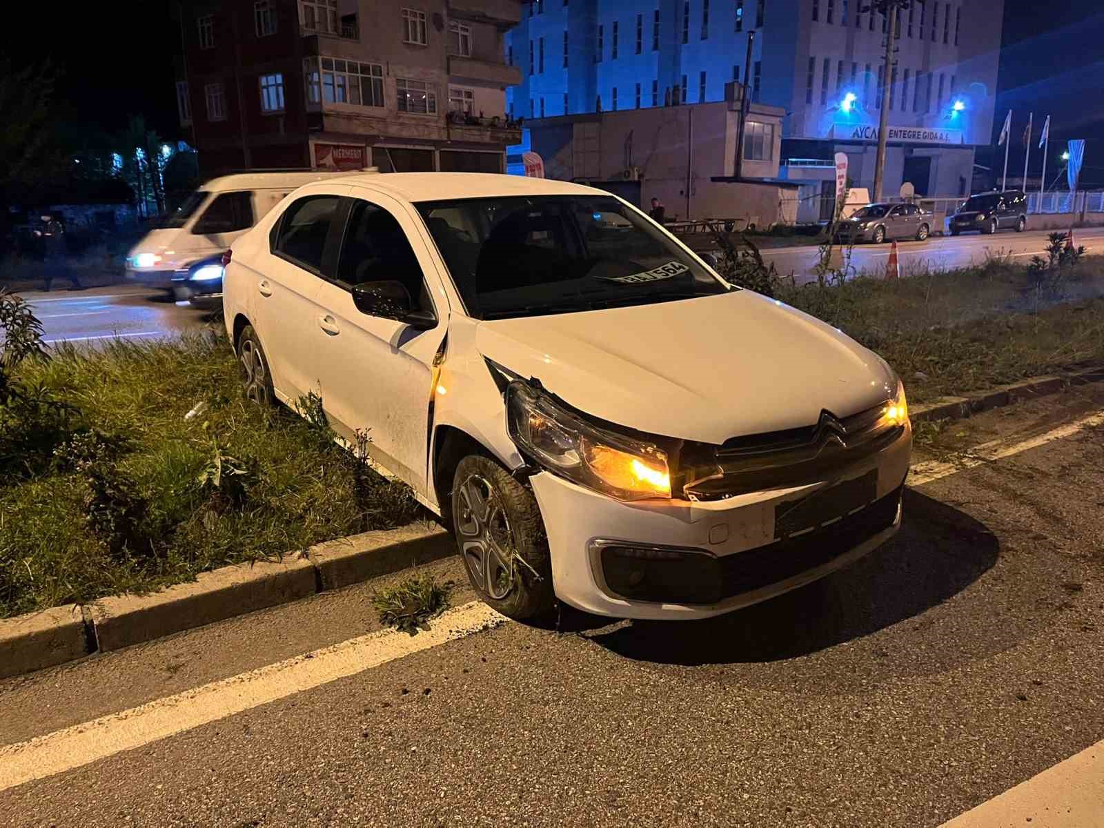 SAMSUN'UN ÇARŞAMBA İLÇESİNDE SÜRÜCÜSÜNÜN DİREKSİYON HAKİMİYETİNİ KAYBETMESİ SONUCU BİR OTOMOBİL,