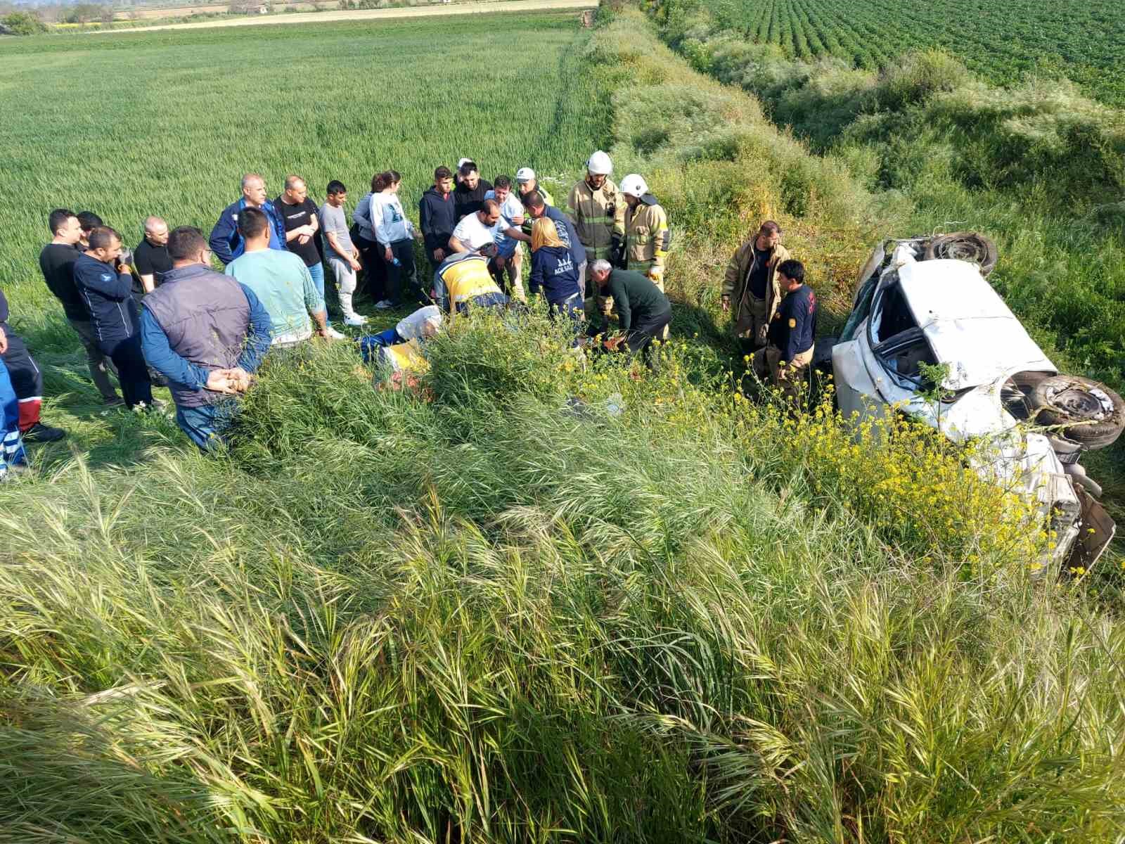 İZMİR’İN ÖDEMİŞ İLÇESİNDE KONTROLDEN ÇIKAN OTOMOBİL ŞARAMPOLE YUVARLANDI. MEYDANA GELEN
