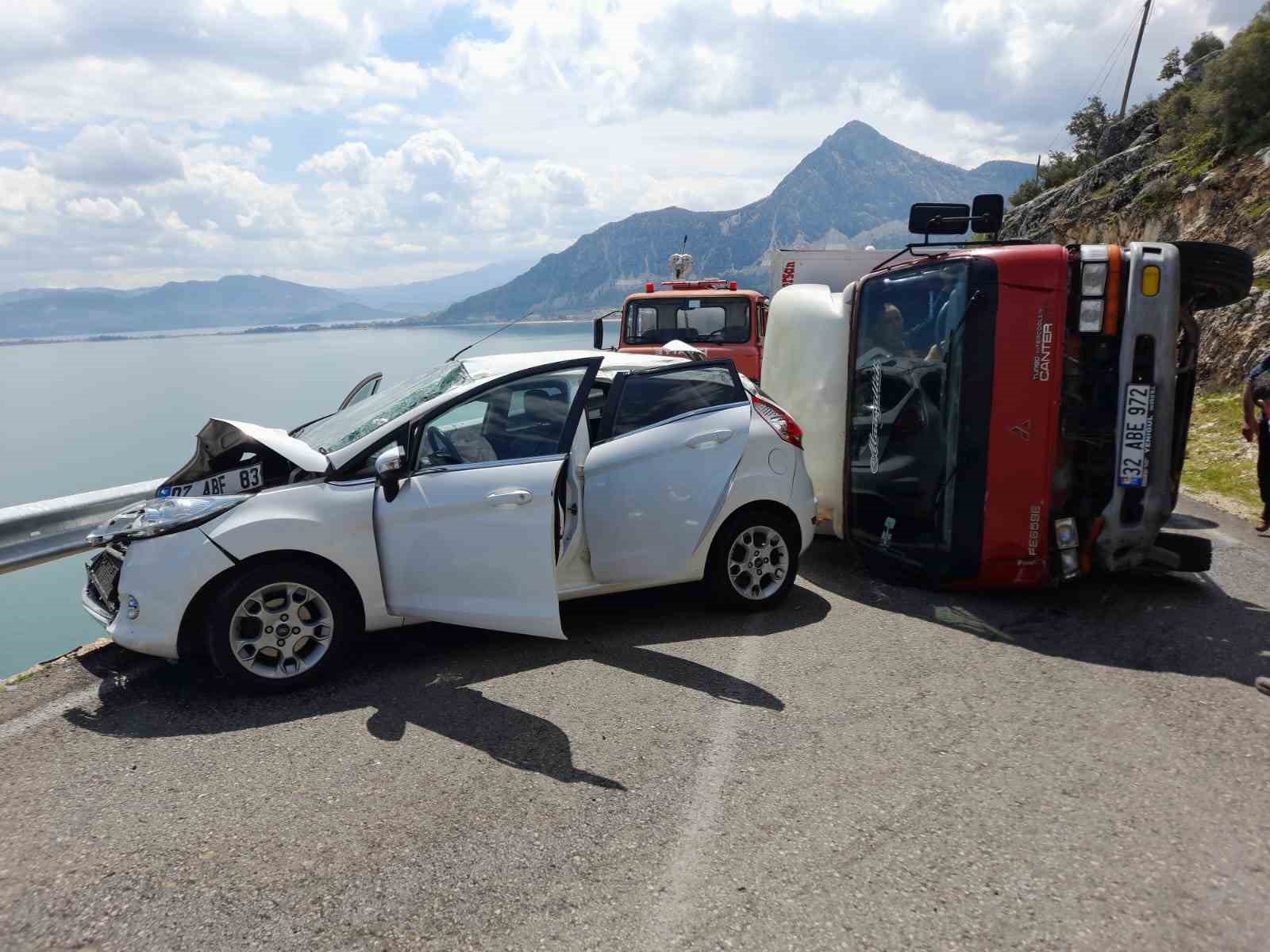 ISPARTA’NIN EĞİRDİR İLÇESİNDE KAMYONET İLE OTOMOBİLİN ÇARPIŞTIĞI KAZADA, 7 KİŞİ