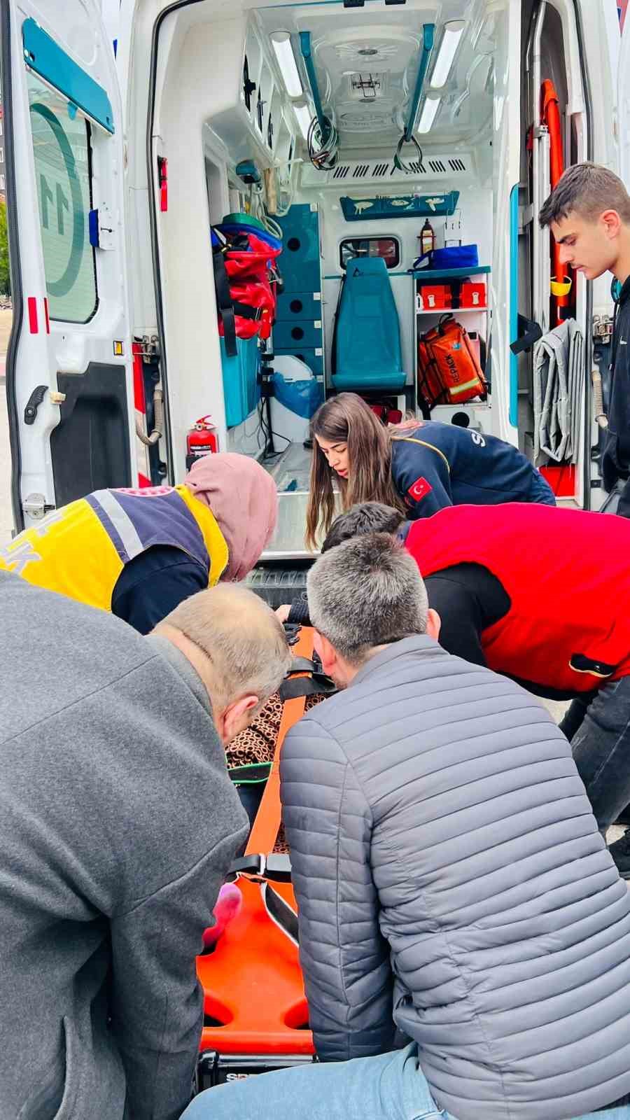 KASTAMONU’DA MEYDANA GELEN TRAFİK KAZASINDA OTOMOBİLİN ÇARPTIĞI YAYA YARALANDI.